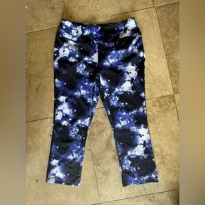 EDDIE BAUER ladies medium blue multi colored leggings excellent condition CAPRI